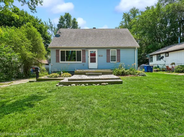 1017 Lakeview St, Waterford, MI 48328