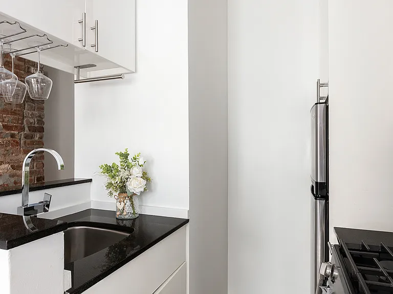 68 Thompson St #5C — Photo 2