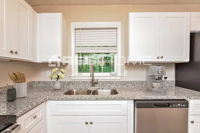 5811 Navarre Ct — Photo 4