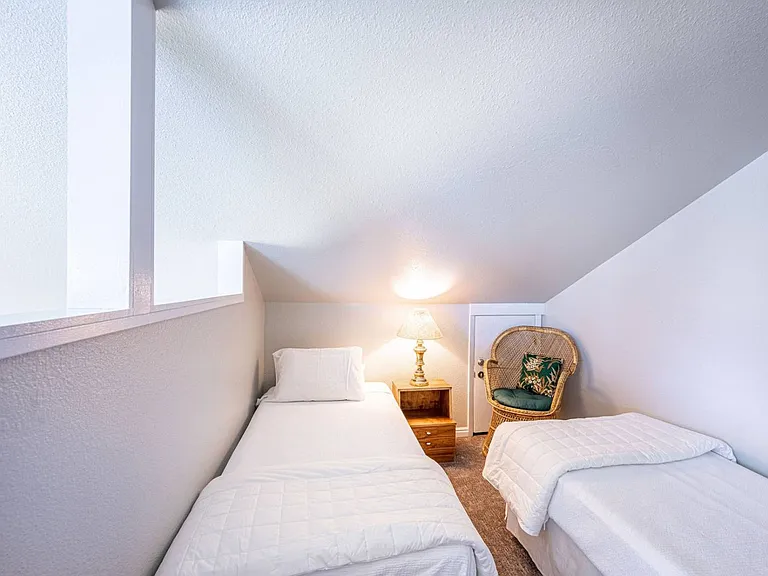Loft with 2 twin beds