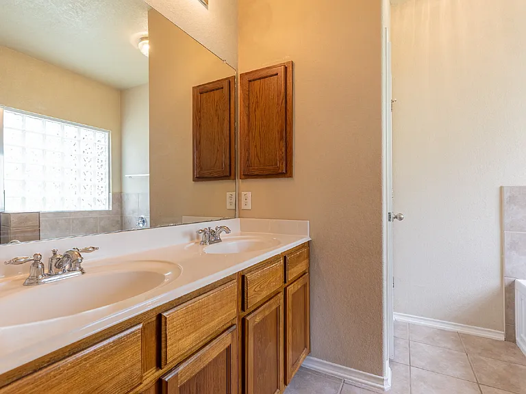 906 Ashbury Blf — Photo 20