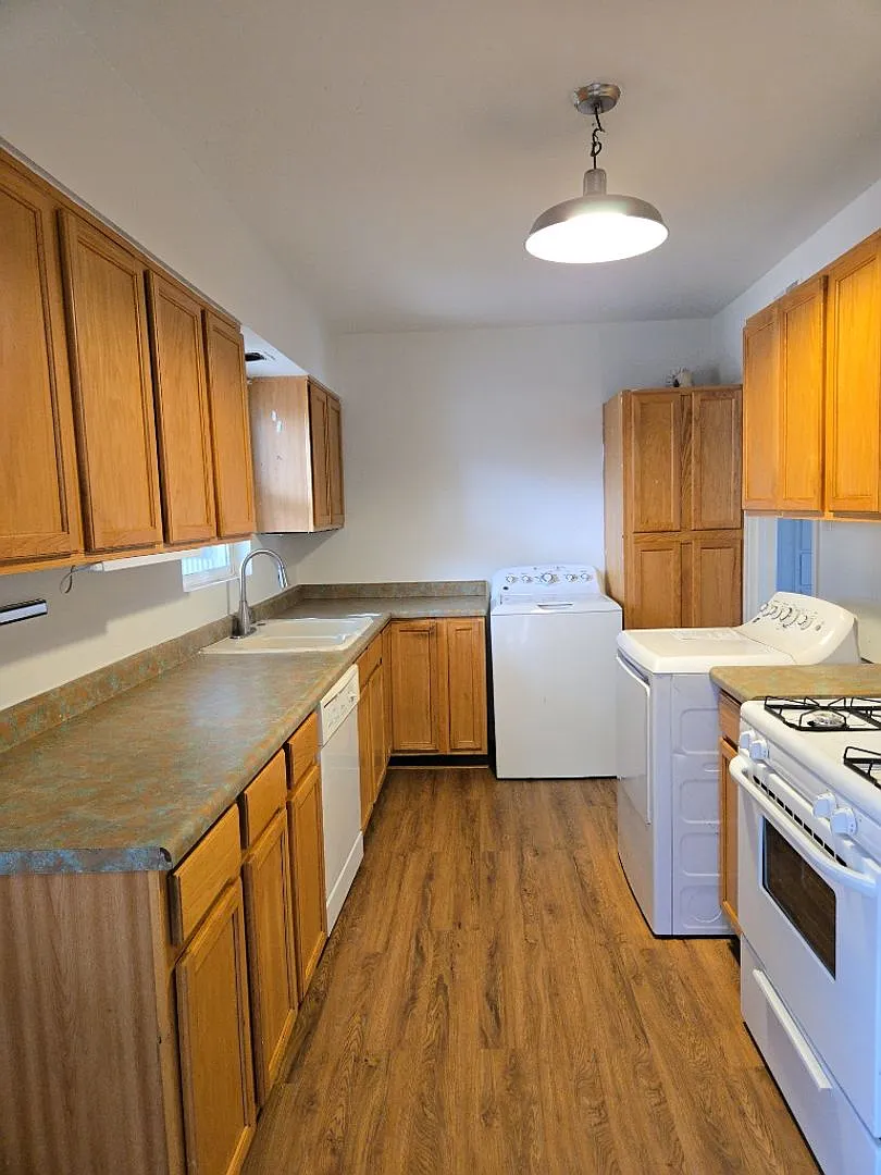 3 Bedroom, 1 Bathroom Home! Schedule a Showing Soon! — Photo 3