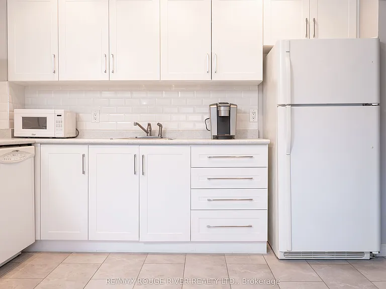 925 Bayly St #27 — Photo 2