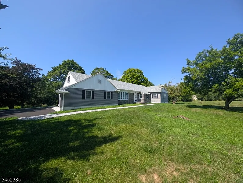 5 bed, 2.5 bath, 2569 sqft, $5,000 — Photo 2