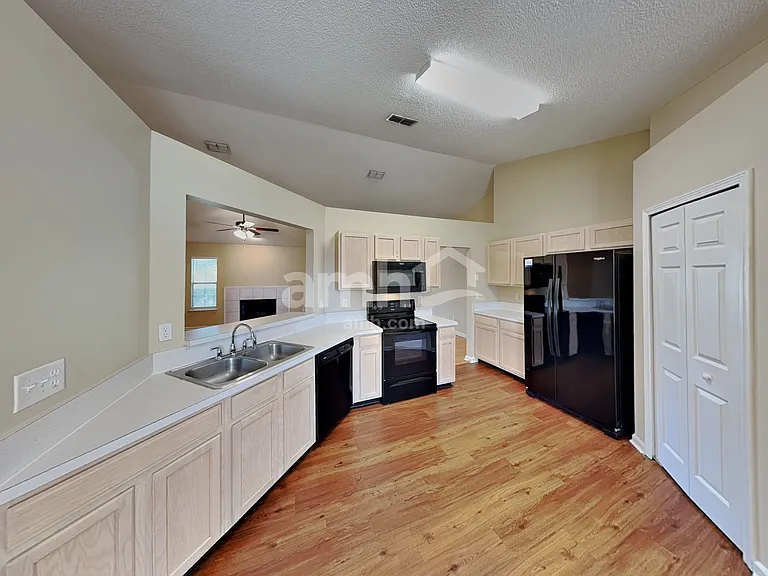 578 Prindle Dr E — Photo 3