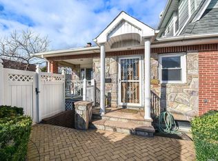 18 Wolfle St, Glen Cove, NY 11542