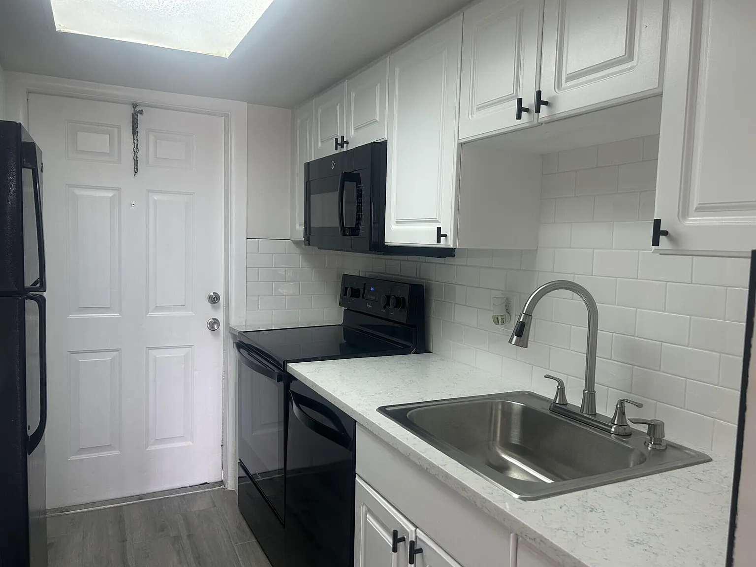 2 bed, 1.0 bath, 765 sqft, $1,800 — Photo 3