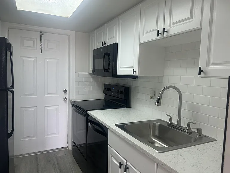 1500 Crescent Cir #B-211 — Photo 3