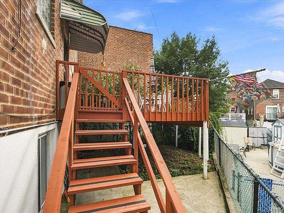 3rd image of 1563 Merry Avenue