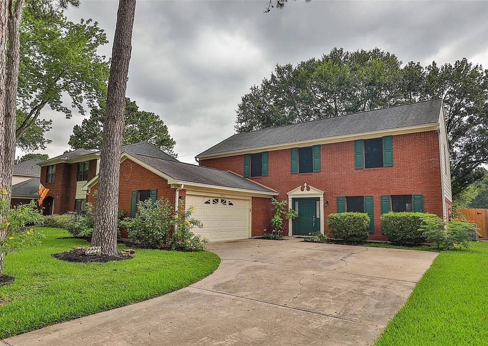 Welcome home! This stately 2-story is located in Northwest Houston's premier master-planned community of Copperfield.