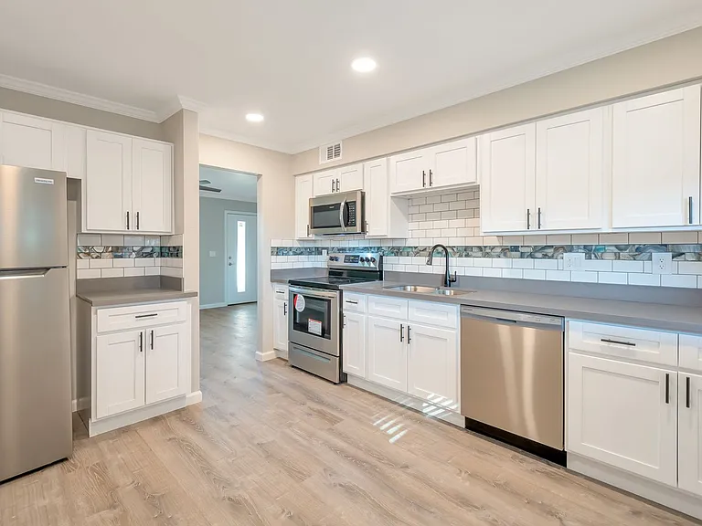 515 E Dunbar Dr — Photo 2