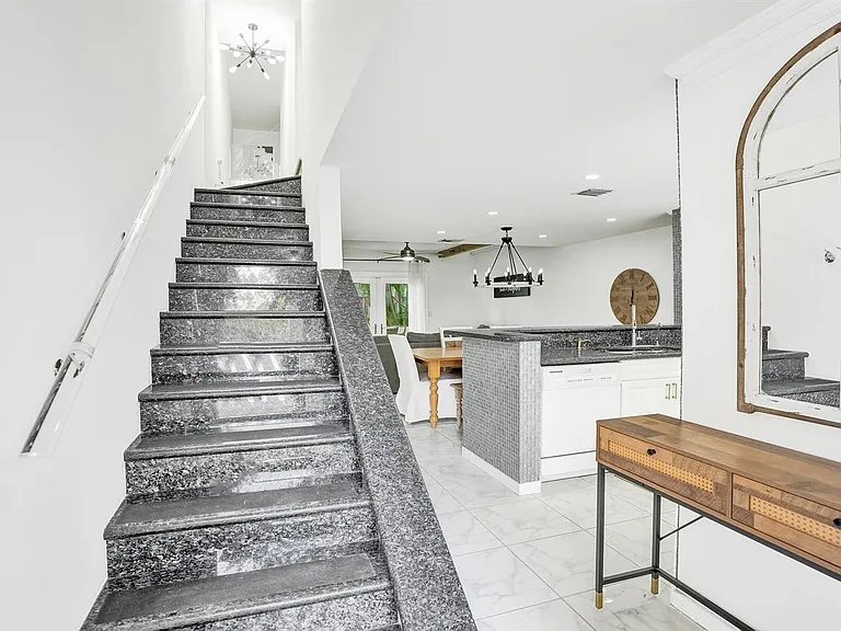 147 SW 3rd St — Photo 16