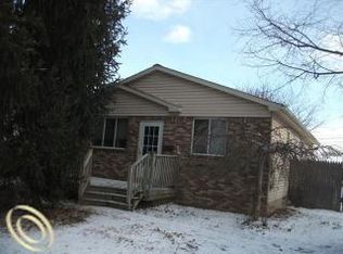 25816 Hoffmeyer St, Roseville, MI 48066
