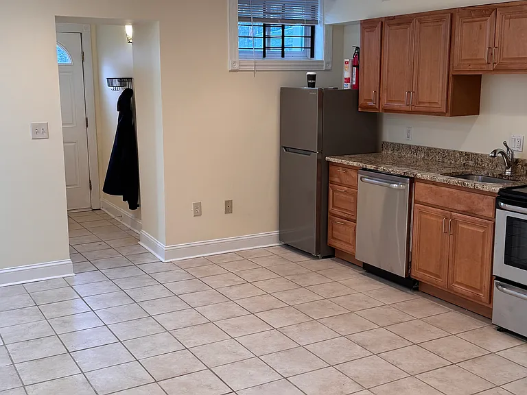 1112 Oates St NE #B — Photo 11