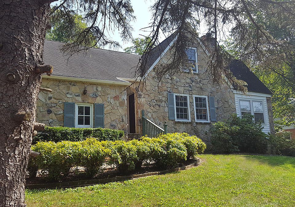 2nd image of 3710 Garden Dr