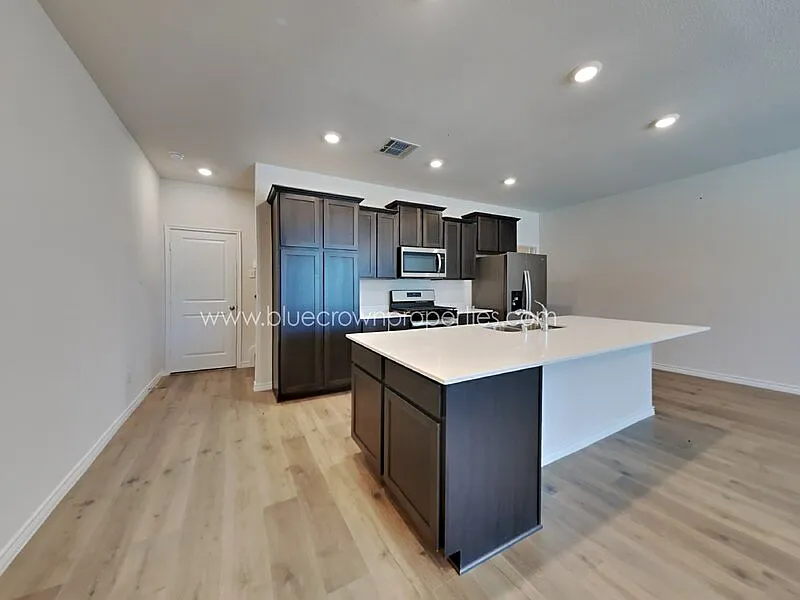 3 bed, 2.5 bath, 1691 sqft, $2,299 — Photo 4
