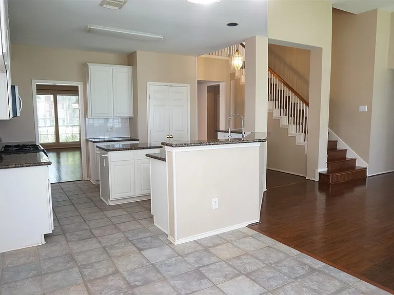 2114 Madewood Dr — Photo 5