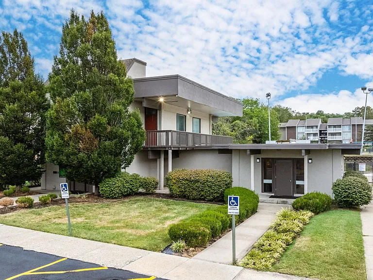 Emerald Hills Apartments — Photo 16
