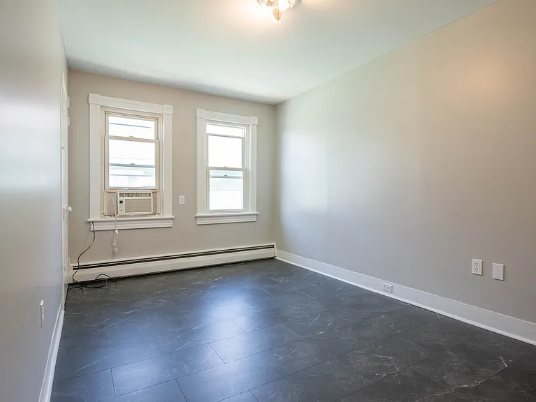 256 E Grove St — Photo 12