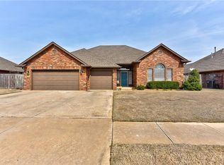 1913 Oak Dr, Moore, OK 73170