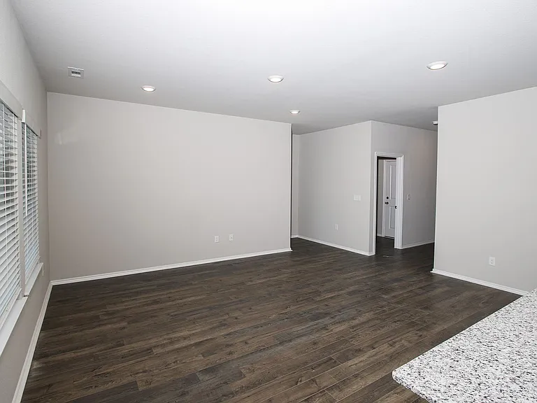 606 Comanche Dr — Photo 2