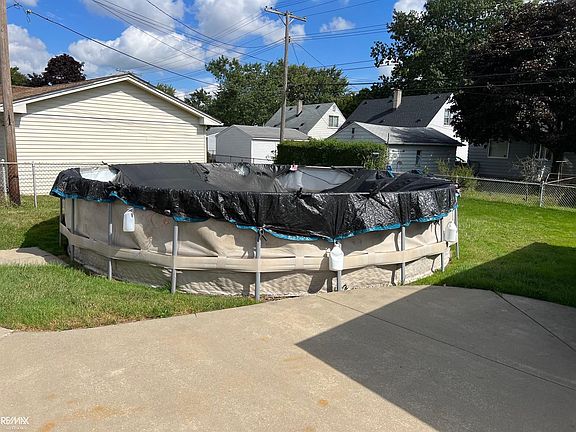 4th image of 26260 Janet Ct