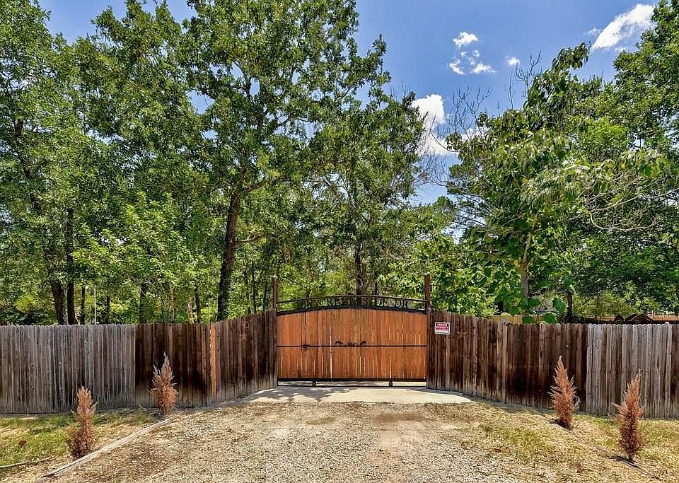 1st image of 136 Creekside Dr