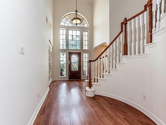 5th image of 3913 Pebble Brook Dr