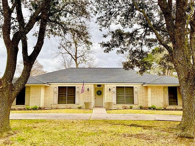 This beautiful, one story ranch style home offers lots of parking with a circle driveway and side driveway. The roof was replaced in 2018.