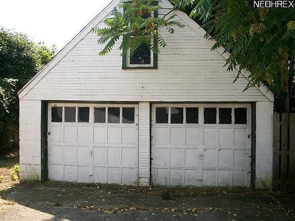 4th image of 211 Clarencedale Ave