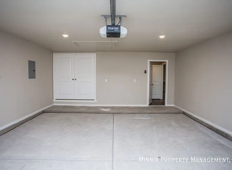 2113 N Avenue L — Photo 16