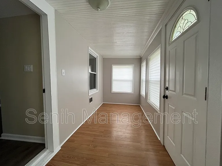 2527 Hartline Dr — Photo 5