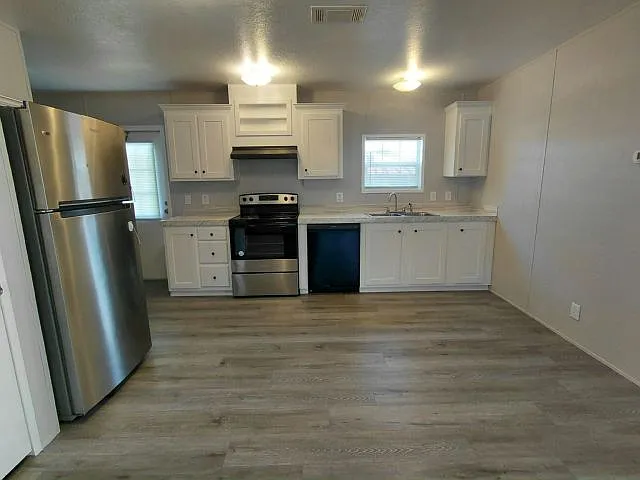 3 bed, 2.0 bath, 1056 sqft, $2,000 — Photo 2