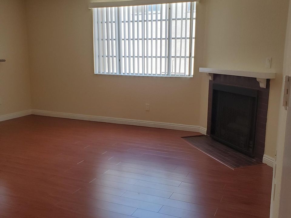 Living room w fireplace