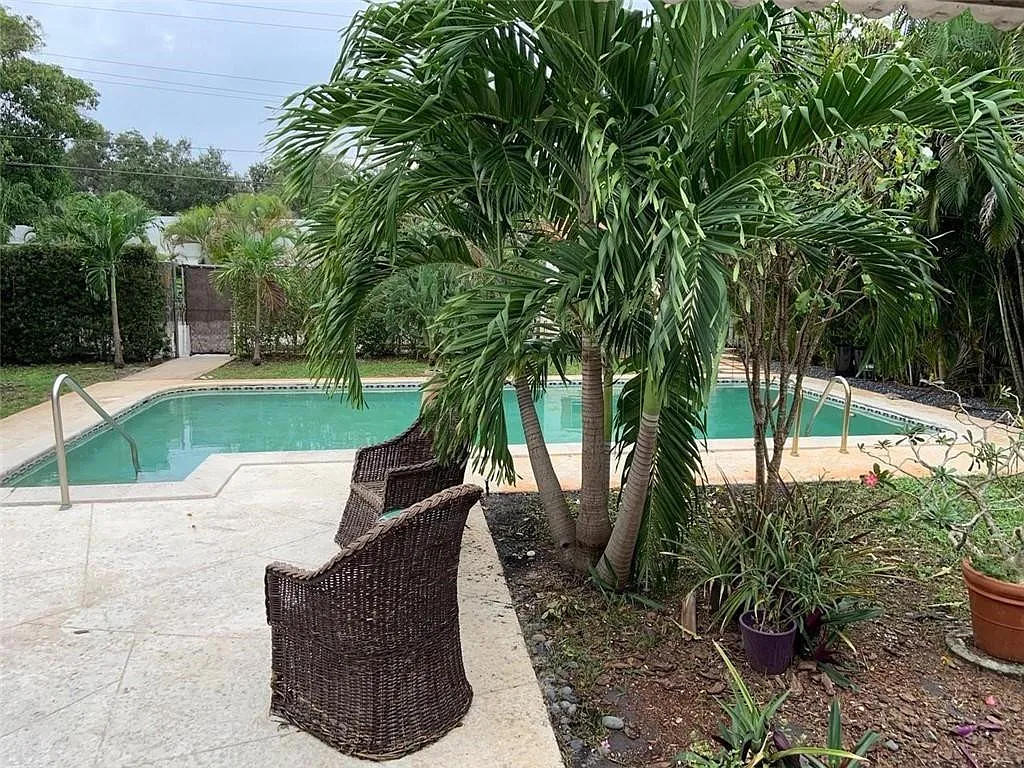 2 bed, 1.0 bath, 1937 sqft, $2,600 — Photo 3