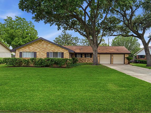 3rd image of 302 Village Dr