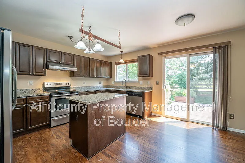 4 bed, 4.0 bath, 2100 sqft, $3,350 — Photo 3