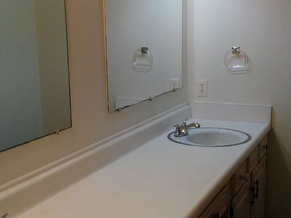 4th image of 111 E Hillcrest Dr