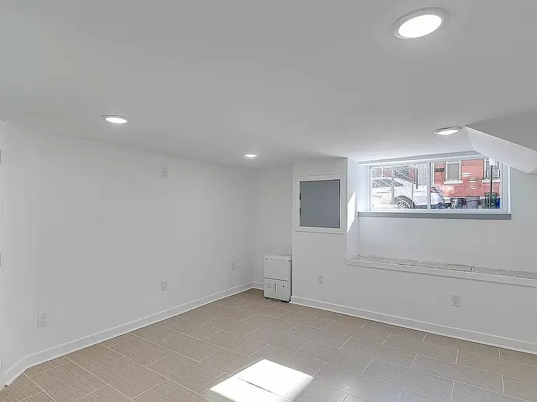 1719 Arlington St — Photo 8