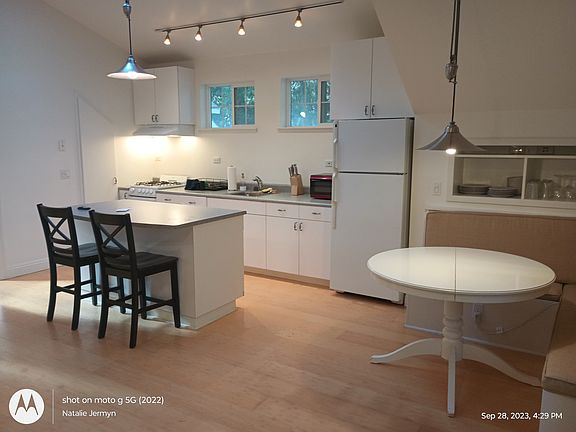 Kitchen, Breakfast Bar and Dining Area.