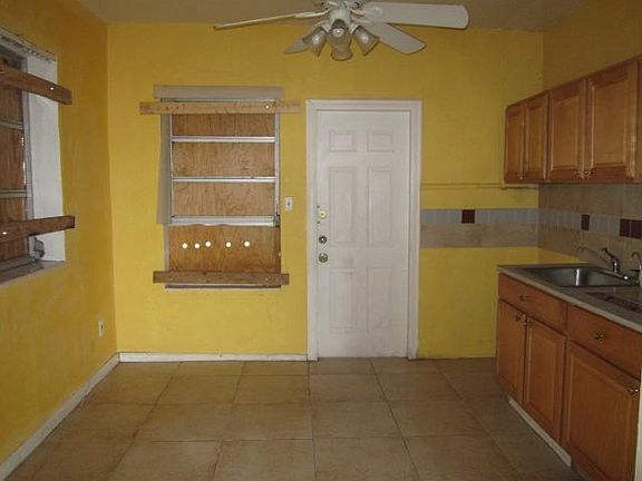 3rd image of 427 NE 171st St