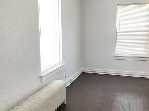 4th image of 923 Douglas St