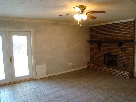 Lower level family room w/fireplace