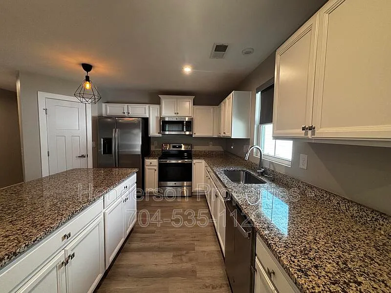 3 bed, 2.0 bath, 1692 sqft, $2,200 — Photo 4