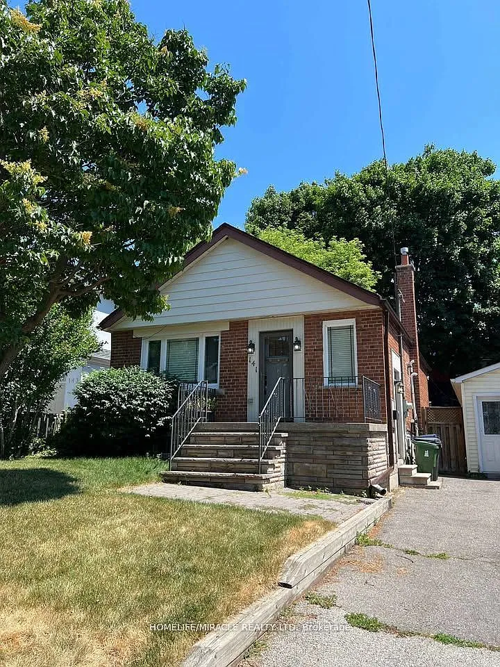 141 Bexhill Ave photo 1