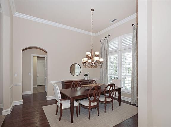 4th image of 1011 N Bluffview Dr