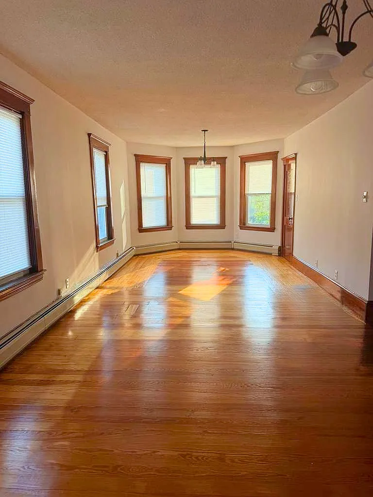 3 bed, 1100 sqft, $1,800 — Photo 2