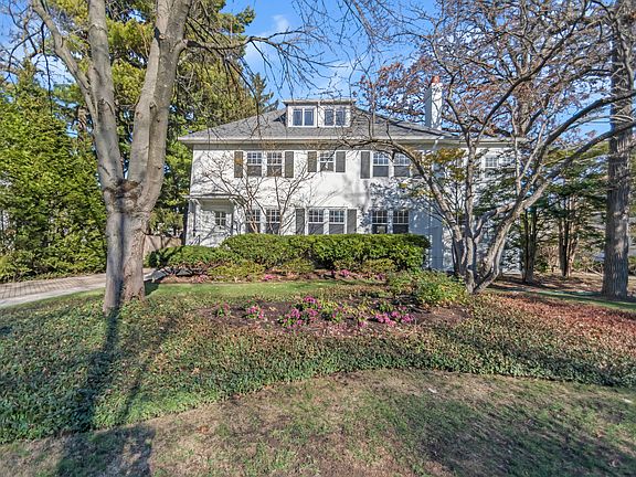 2nd image of 527 Warwick Rd