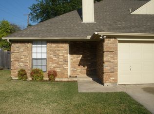 320 Moore Creek Rd, Hurst, TX 76053