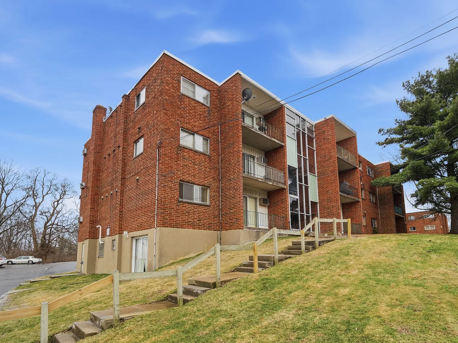 Spacious Apartments With Balcony, Great Neighborhood — Photo 2